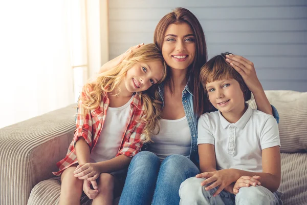 Mãe e filhos — Fotografia de Stock