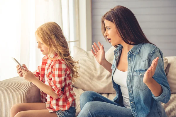 Madre e hija —  Fotos de Stock