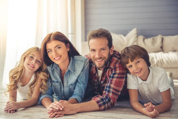 Lycklig familj tillsammans — Stockfoto