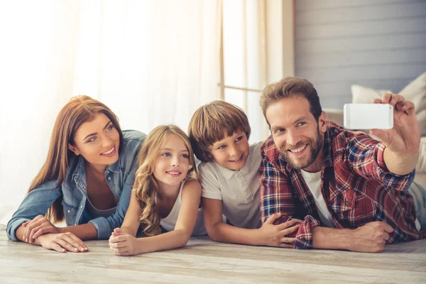 Lycklig familj tillsammans — Stockfoto