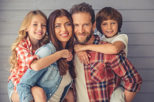 Familia feliz juntos — Foto de Stock