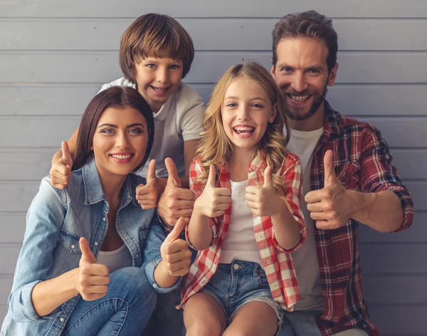 Familia feliz juntos —  Fotos de Stock