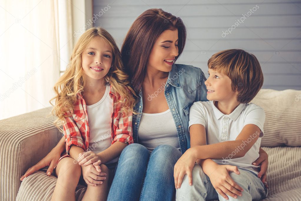 Мать и дети — Стоковое фото © 126300828