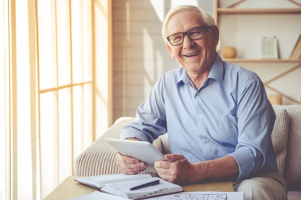 Schöner alter Mann zu Hause — Stockfoto