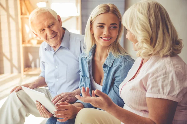 Dochter en haar volwassen ouders — Stockfoto