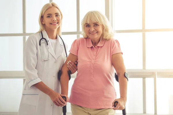 Médico y ancianos —  Fotos de Stock