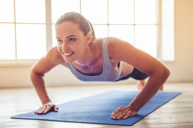 genç kadın spor yapıyor