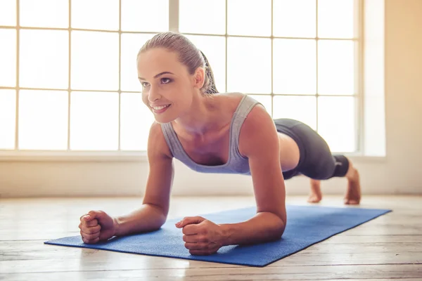 Mujer joven haciendo deporte — Foto de Stock