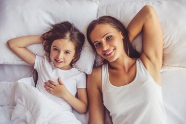 Anne ve kızı evde.