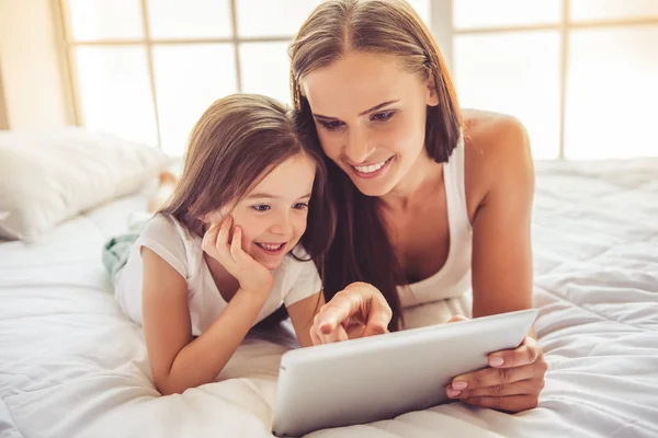 Mãe e filha com gadget — Fotografia de Stock