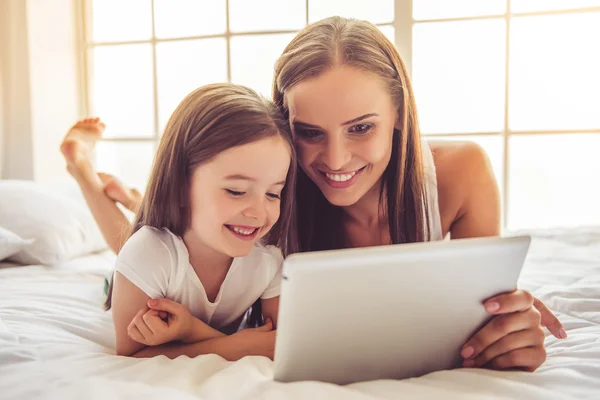 Moeder en dochter met gadget — Stockfoto