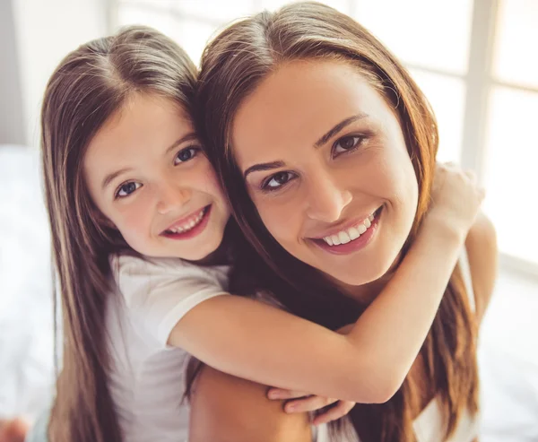 Madre e hija en casa —  Fotos de Stock