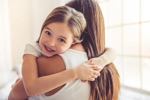 Mãe e filha em casa — Fotografia de Stock