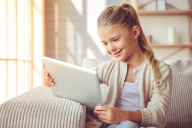 Evdeki küçük kız.