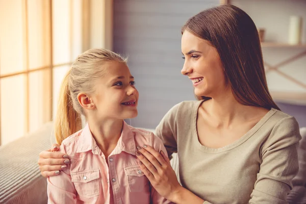 Mãe e filha em casa — Fotografia de Stock