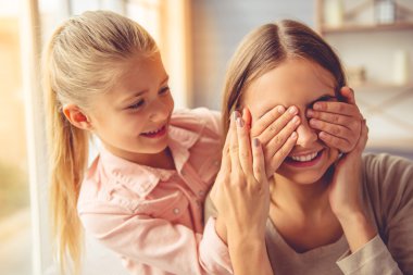 Anne ve kızı evde.