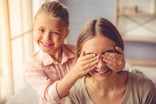 мать и дочь дома