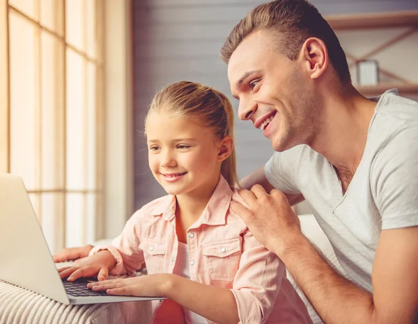 Pai e filha em casa — Fotografia de Stock