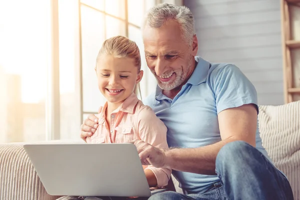 Grandpa and little girl at home — Stock Photo, Image