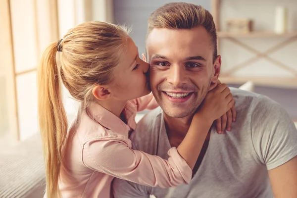 Pai e filha em casa — Fotografia de Stock