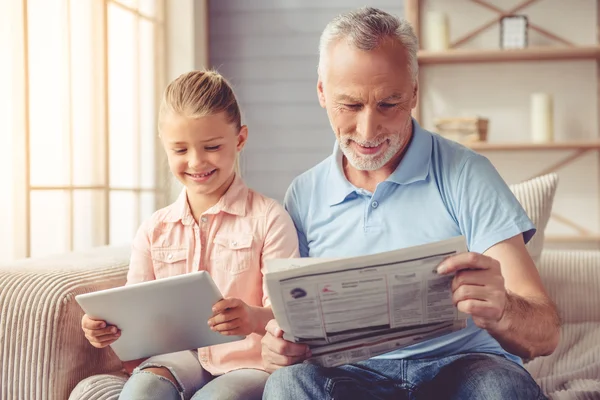 Abuelo y niña en casa — Foto de Stock