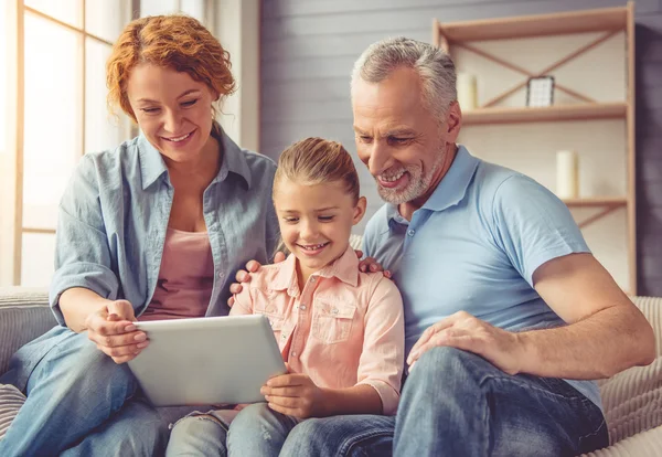 Abuelos y niñita en casa —  Fotos de Stock