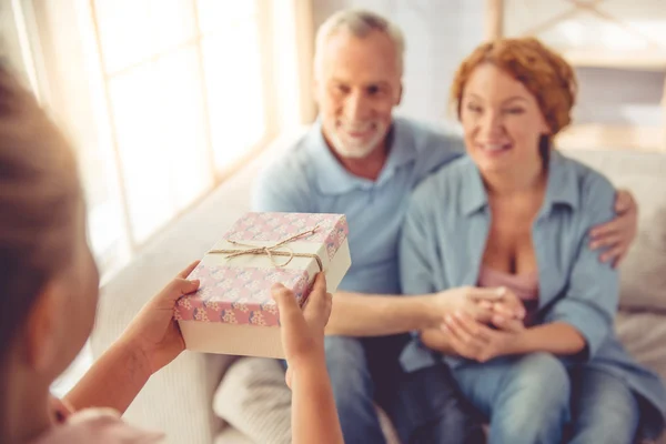 Abuelos y niñita en casa —  Fotos de Stock