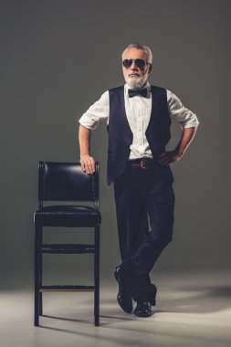 Yakışıklı şık olgun adam