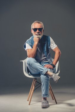 Yakışıklı şık olgun adam