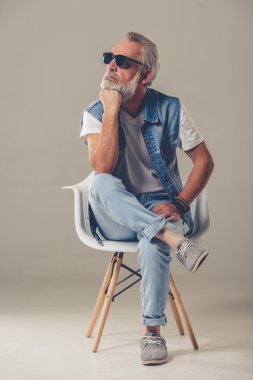 Yakışıklı şık olgun adam