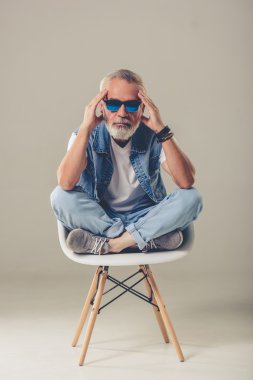 Yakışıklı şık olgun adam