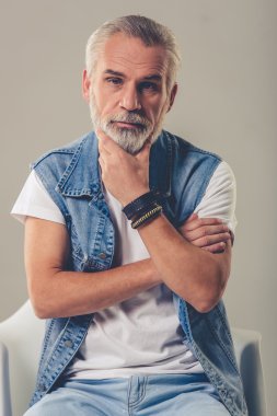 Yakışıklı şık olgun adam