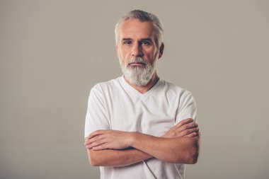 Yakışıklı olgun adam.