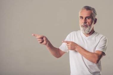 Yakışıklı olgun adam.