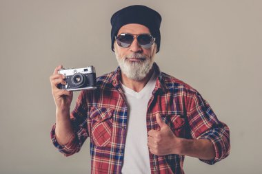 Yakışıklı şık olgun adam