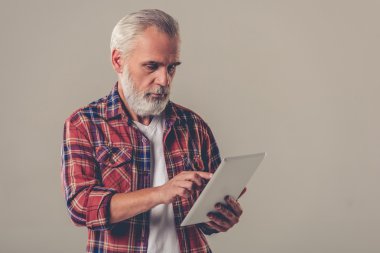 Yakışıklı şık olgun adam