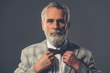 Yakışıklı şık olgun adam