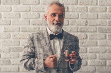 Yakışıklı şık olgun adam