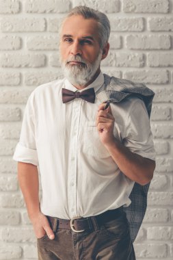 Yakışıklı şık olgun adam