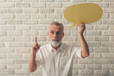 Olgun adamla konuşma balonu