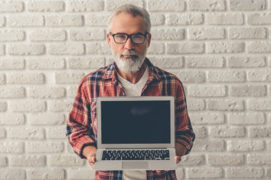 Yakışıklı olgun adam ile becerikli alet