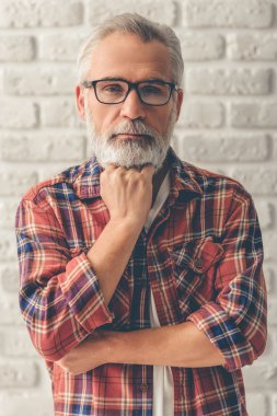 Yakışıklı olgun adam.