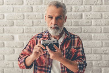 Yakışıklı olgun adam.