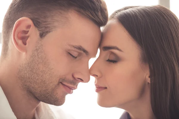 Bonito jovem casal — Fotografia de Stock