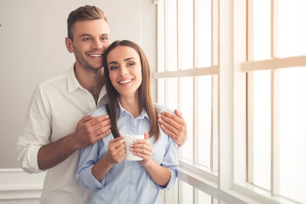 Bonito jovem casal — Fotografia de Stock