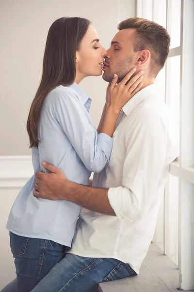 Bonito jovem casal — Fotografia de Stock