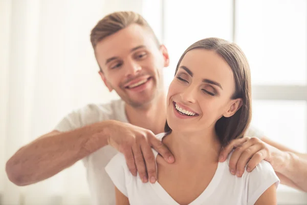 Bonito jovem casal — Fotografia de Stock