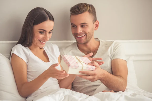 Schönes junges Paar — Stockfoto