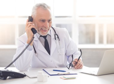 yakışıklı olgun doktor