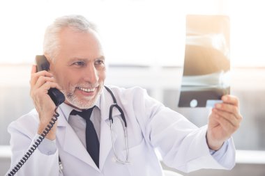 yakışıklı olgun doktor